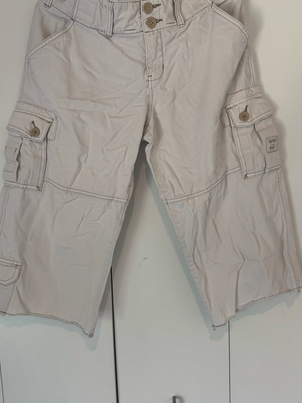 TRUE VINTAGE: Abercrombie & Fitch Women’s Y2K Low Rise White Cargo Capris - Picture 2 of 8